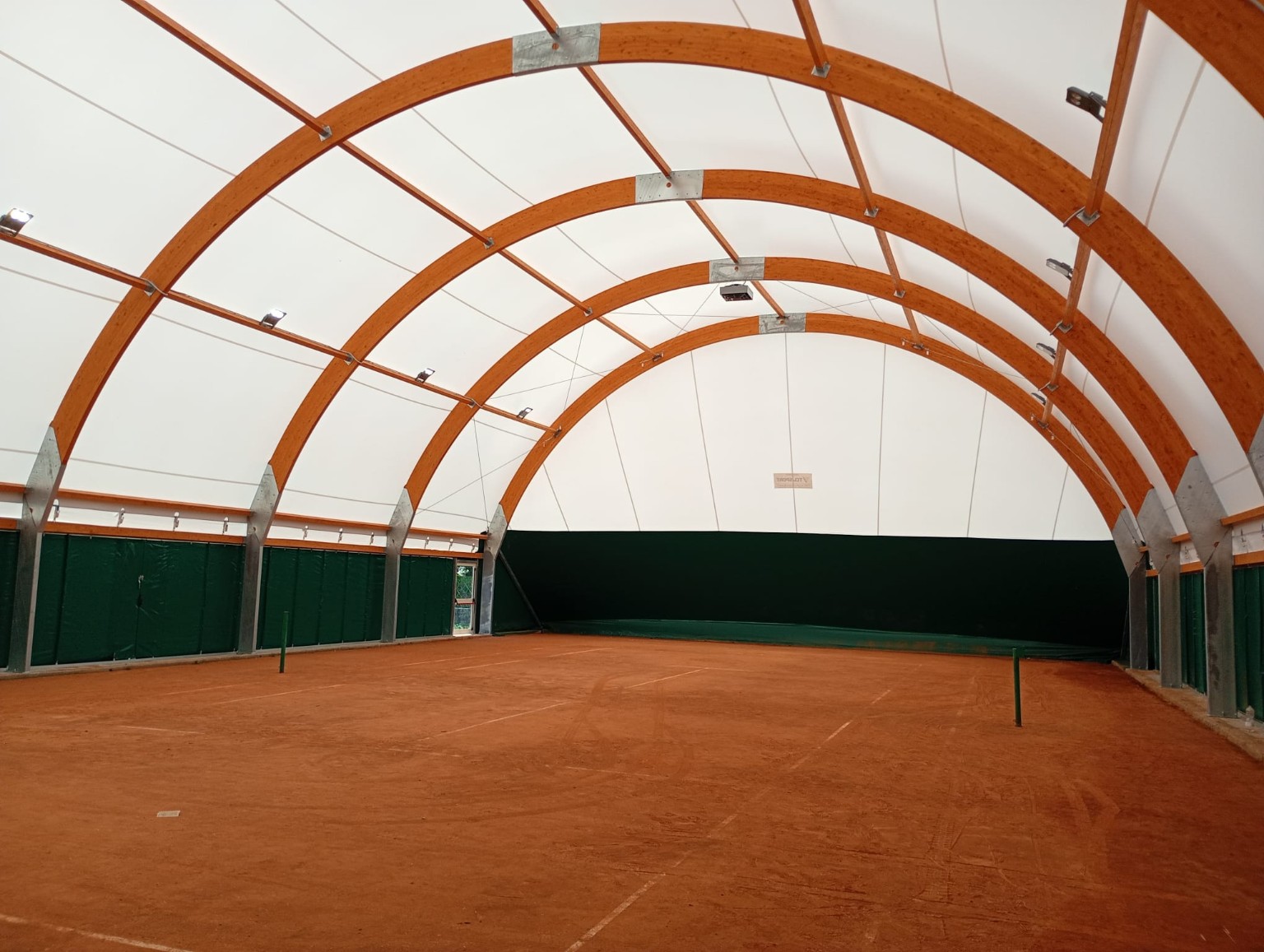 Copertura del campo da tennis in terra rossa